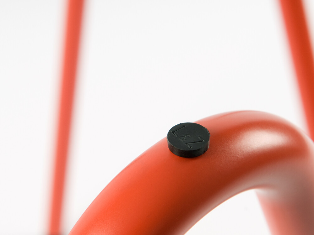 Detailed view of a protective pad on the Sinus table trestle, which allows the tabletop to rest loosely on top.