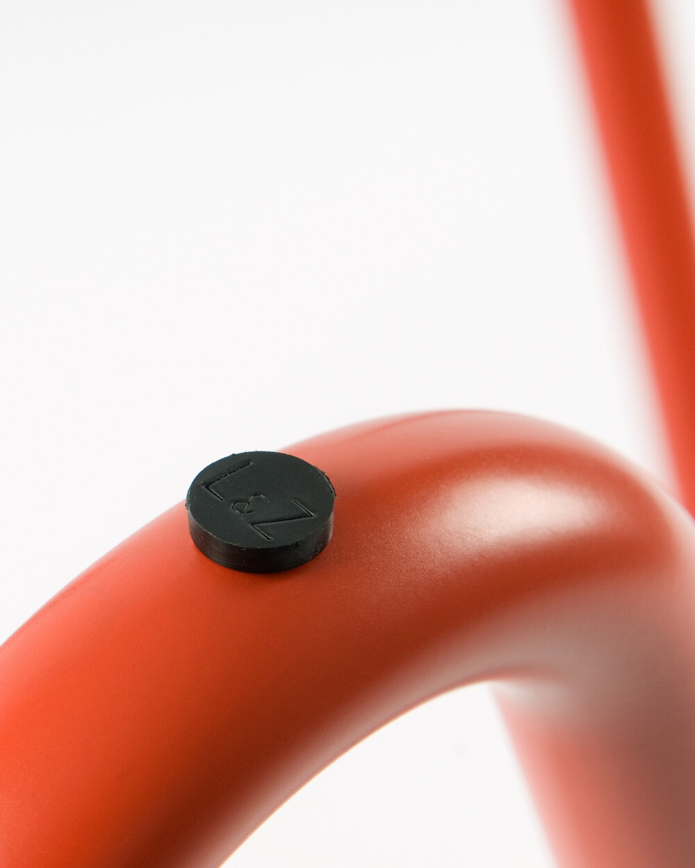 Detailansicht eines Schutzpolsters am Sinus Tischbock, das die Tischplatte locker aufliegen lässt.