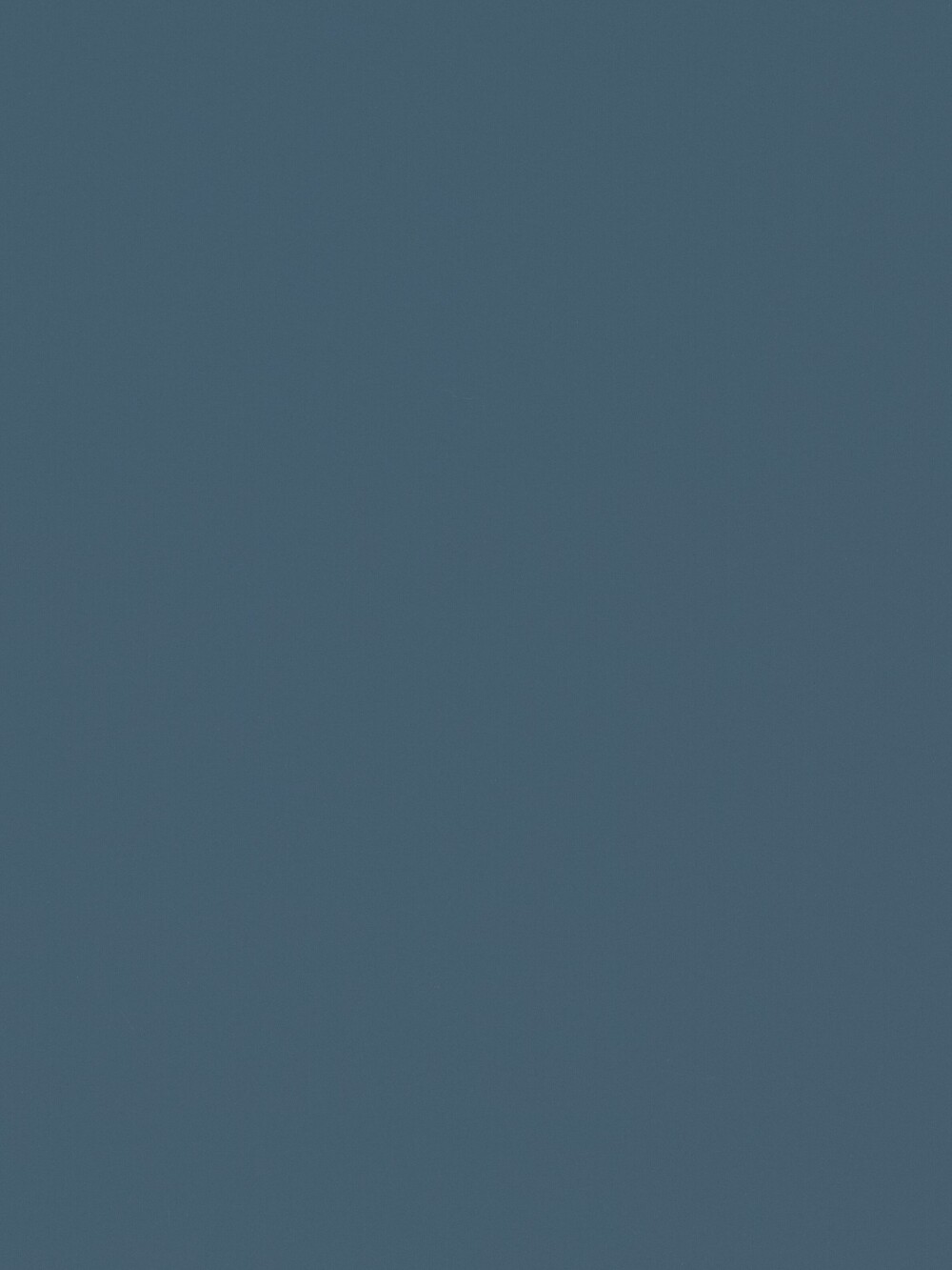 Linoleum-Oberfläche in Denim – matter, fein texturierter Belag in tiefem Jeansblau, dargestellt als Materialdetail einer Faust-Tischplatte.