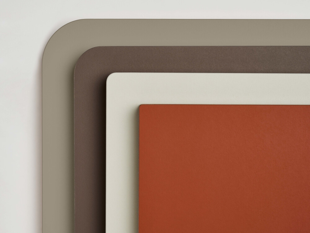 Kantenvergleich von vier Linoleumplatten mit abgerundeten Ecken – in den Farben Brick, Vapour, Mauve,Taupe, gefertigt von Faust.