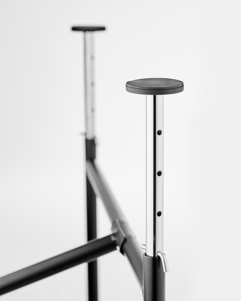 Plate holder for E2 table frame with round anti-slip plate for secure hold.