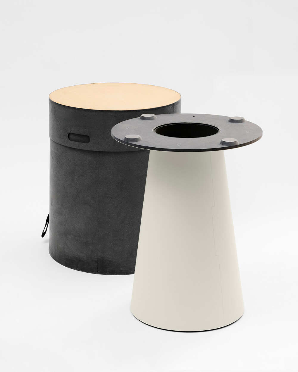 ALT Konusfuß in Größe L, daginter die wiederverwendbare zylindrische Verpackung platziert.