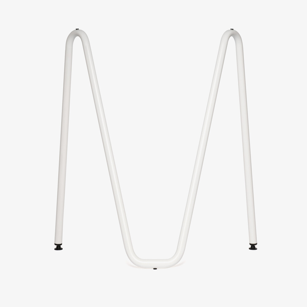 Sinus Tischbock in Größe M/L aus pulverbeschichtetem Stahl, gezeigt in Verkehrsweiß (RAL 9016).